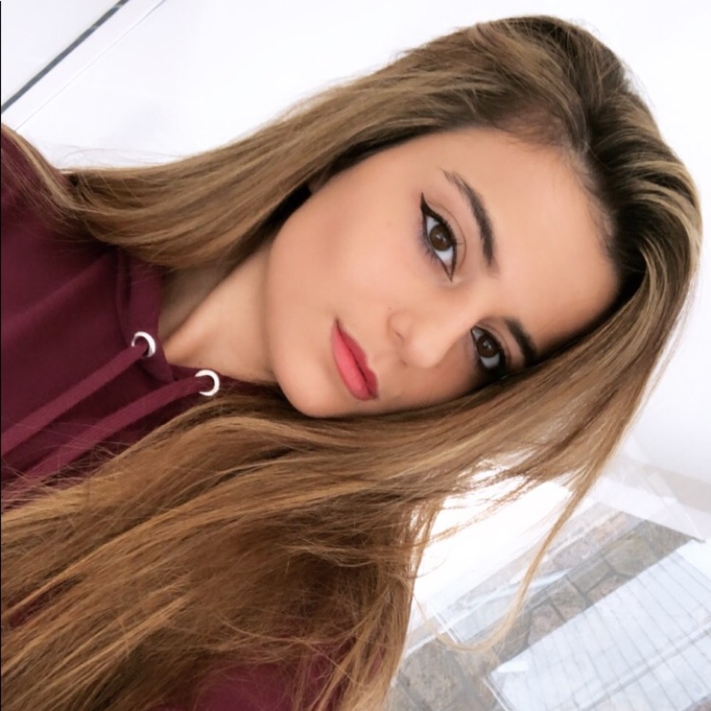 Meet your Posher, Adelina
